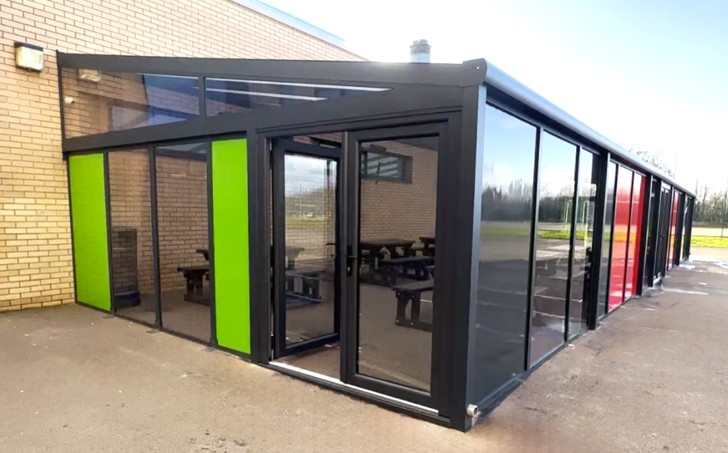 Mono outdoor learning canopy for a school